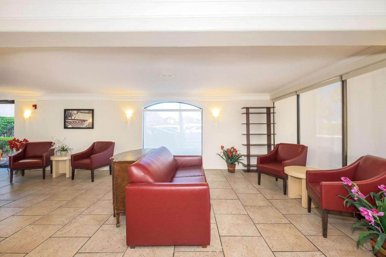 Days Inn By Wyndham Neptune Beach Jacksonville Beach Bagian luar foto