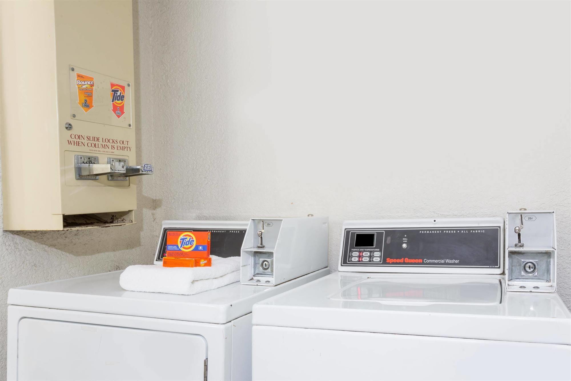 Days Inn By Wyndham Neptune Beach Jacksonville Beach Bagian luar foto